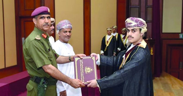 كلية الحرس السلطاني العماني التقنية تحتفل بتخريج طلبة دبلوم التعليم التقني الدولي