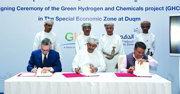توقيع اتفاقية حق انتفاع تطوير المرحلة الأولى لمشروع الهيدروجين الأخضر بالدقم