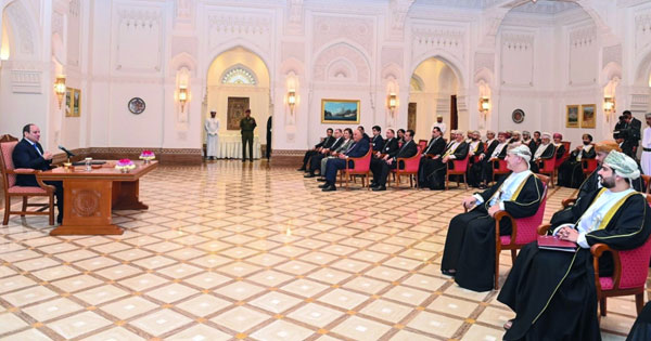 الرئيس المصري يؤكد الدور المهم للقطاع الخاص وتقديم التسهيلات للمستثمرين العمانيين خلال لقائه عددا من أصحاب وصاحبات الأعمال