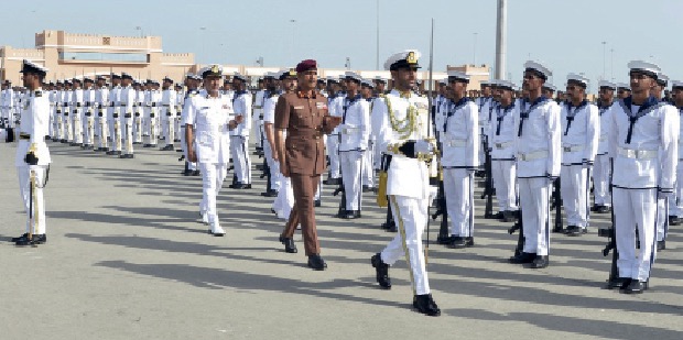 البحرية السلطانية العمانية تخرج دفعتين من الضباط المرشحين والجنود المستجدين