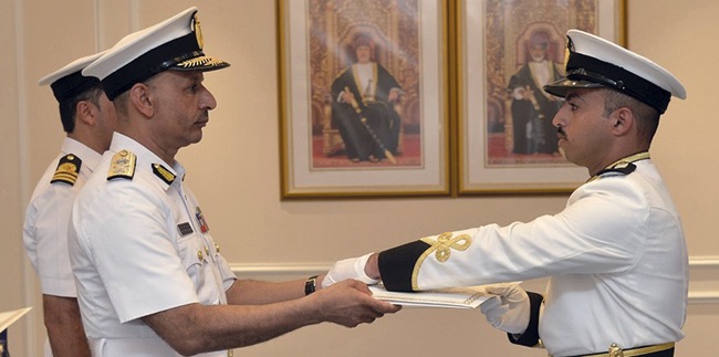 تسليم شهادات التخرج للضباط للخريجين بالبحرية السلطانية العمانية