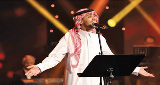 الفنان السعودي عايض يوسف يطرب جمهور مسرح المروج بولاية صلالة