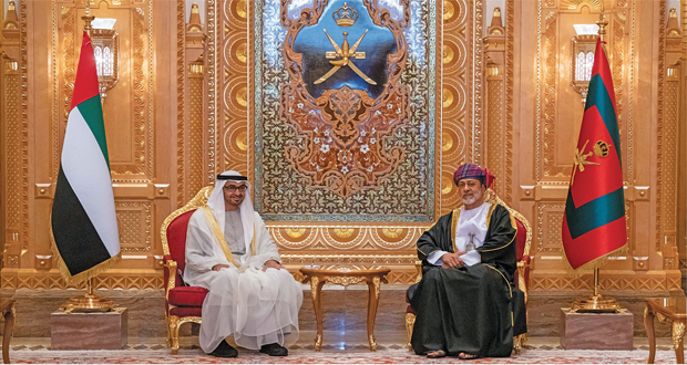 جلالة السلطان ورئيس الإمارات يستعرضان تعزيز العلاقات ومستجدات الأوضاع