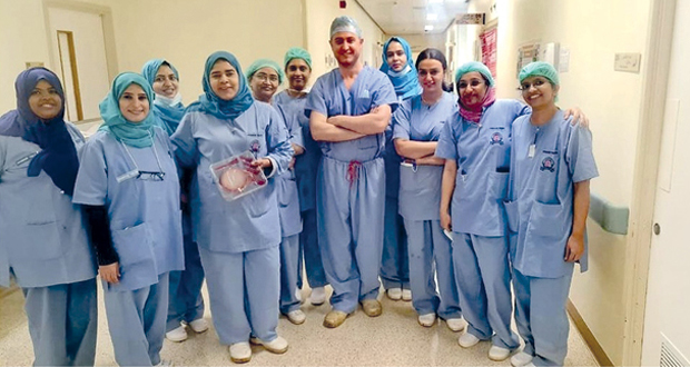 للمرة الأولى .. المستشفى السلطاني يجري عملية جراحية بتقنية «VNOTES»
