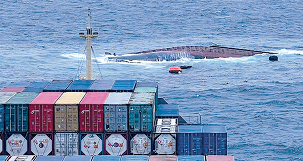 سفينة وادي بني خالد تشارك فـي إنقاذ 19 شخصا من سفينة غارقة