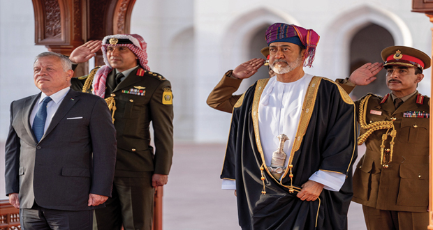 جلالة السلطان في مقدمة مستقبلي العاهل الأردني