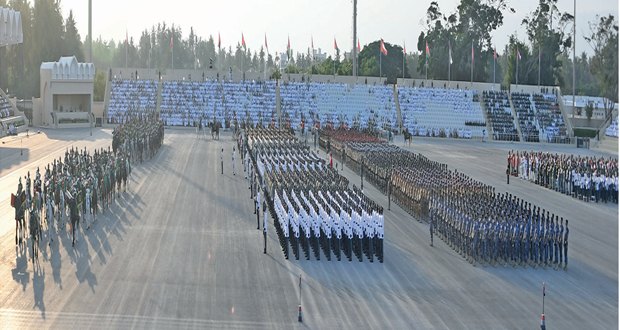 وحدات تمثل أسلحة قوات السلطان المسلحة والأجهزة العسكرية والأمنية تقدم استعراضا بالمسير البطيء والعادي