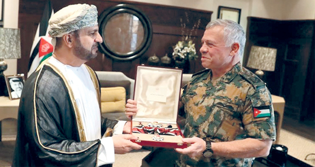 ملك الأردن يمنح وسام الاستقلال لسفير سلطنة عُمان بمناسبة انتهاء عمله