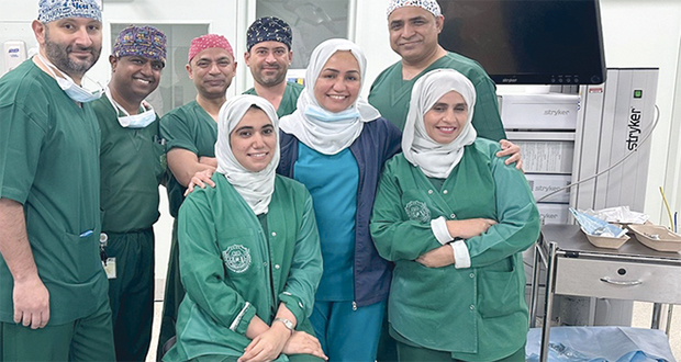 فريق بمستشفى جامعة السلطان قابوس ينجح فـي زراعة حالبين لطفلة صغيرة