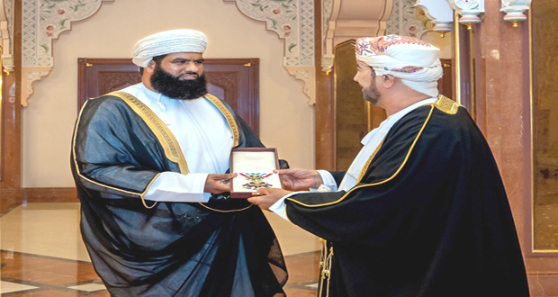 جلالة السلطان يمنح وسام الإشادة السُّلطانية من الدرجة الثانية لعدد من الشخصيات