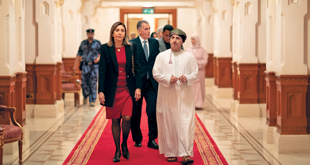 وزيرة الثقافة المصرية تزور دار الأوبرا السلطانية مسقط