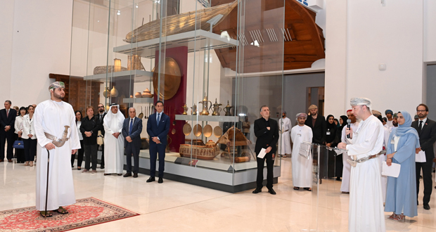 بلعرب بن هيثم يرعى افتتاح معرضي «التصميم اللاتماثلي» و «الأمل 2023»