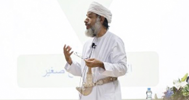 سيف الهادي يقدم محاضرة بعنوان «الإلحاد.. قراءة تفكيكية»