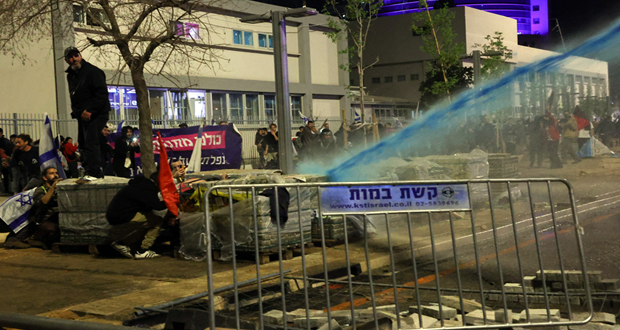 رغم تراجع نتنياهو... استمرار الاشتباكات العنيفة مع الشرطة الإسرائيلية