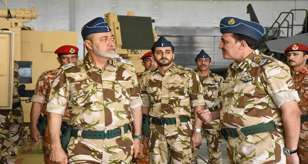 جلالة السلطان يتفضل ويزور قاعدة أدم الجوية