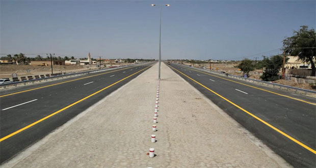 مباشرة تنفيذ مشاريع صيانة الطرق الإسفلتية لشمال الباطنة والظاهرة