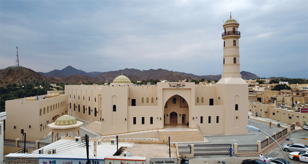 جامع بهلاء .. معلم ديني بارز يتوسط سوق الولاية وقلعتها