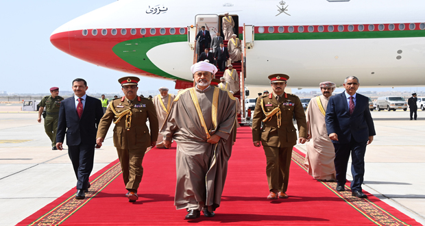 جلالة السلطان يعود إلى أرض الوطن ويشيد بما حققته الزيارة الرسمية لإيران