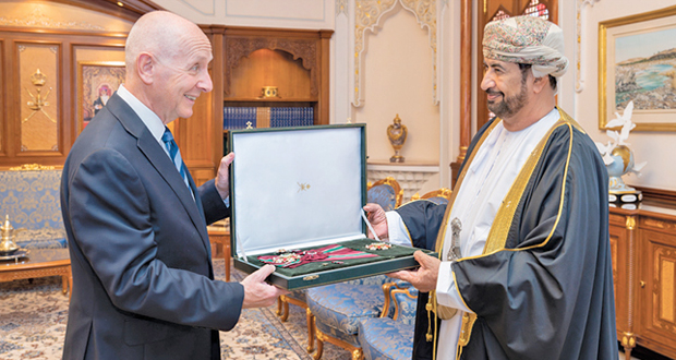 جلالة السلطان يمنح وسام التكريم للرئيس التنفيذي لـ«أوتورد باوند عمان»