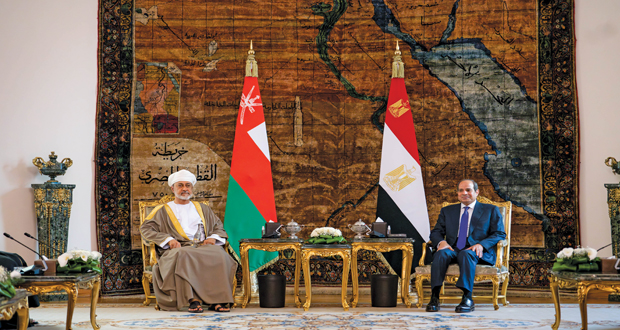 جلالة السلطان والرئيس المصري يبحثان أوجه التعاون الثنائي ومستجدات الأوضاع