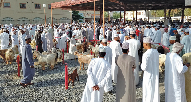 سوق نـزوى مقصد البائع والمشتري والزوار والسياح
