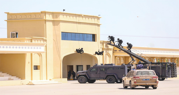 وفد قطري يزور أكاديمية السلطان قابوس وقيادة شرطة المهام الخاصة