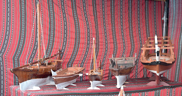 &laquo;أجواء الأشخرة&raquo; يعرف زواره بصناعة السفن الخشبية