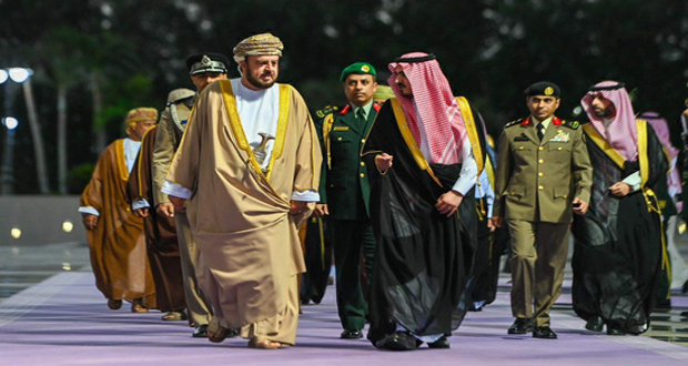 أسعد بن طارق يصل السعودية