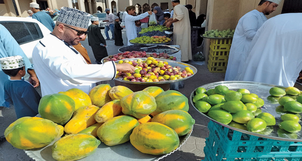 وفرة فـي معروض الفواكه المحلية بسوق نـزوى