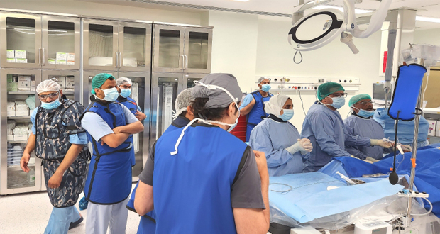«فريق طبي بنزوى المرجعي» يجري أول عمليتين لفتح شرايين القلب