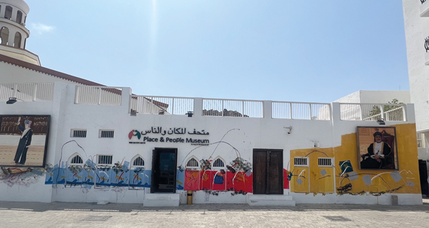 «النهضة المتجددة».. جدارية تزين واجهة متحف المكان والناس