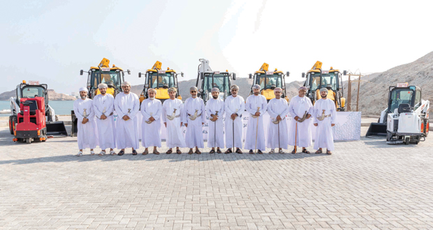 تسليم سيارات نقل للفرق التطوعية والجمعيات الخيرية بجنوب الشرقية