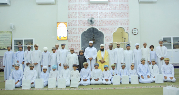 تكريم طلبة المركز الصيفي بجامع الإمام الجلندى بن مسعود