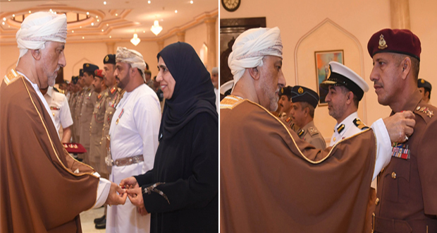جلالة القائد الأعلى ينعم بميداليتي الخدمة الممتازة والثناء السلطاني