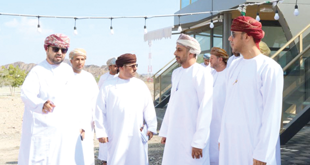 محافظ جنوب الباطنة يزور عددا من مشاريع ولاية العوابي